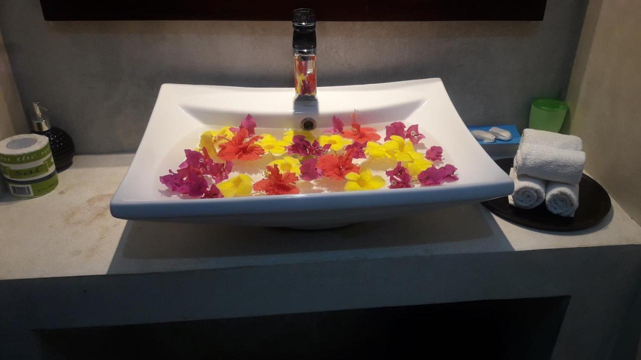 ウナワトゥナ Butterfly Jewel Bed & Breakfast エクステリア 写真
